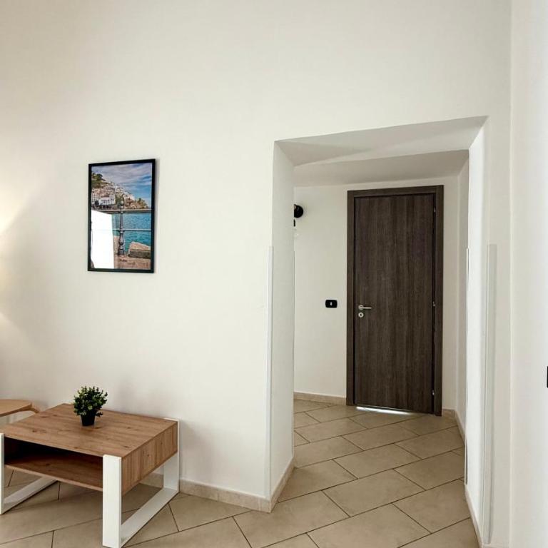 Cozy Central Apartment Napoli - Three-Bedroom Apartment - 33