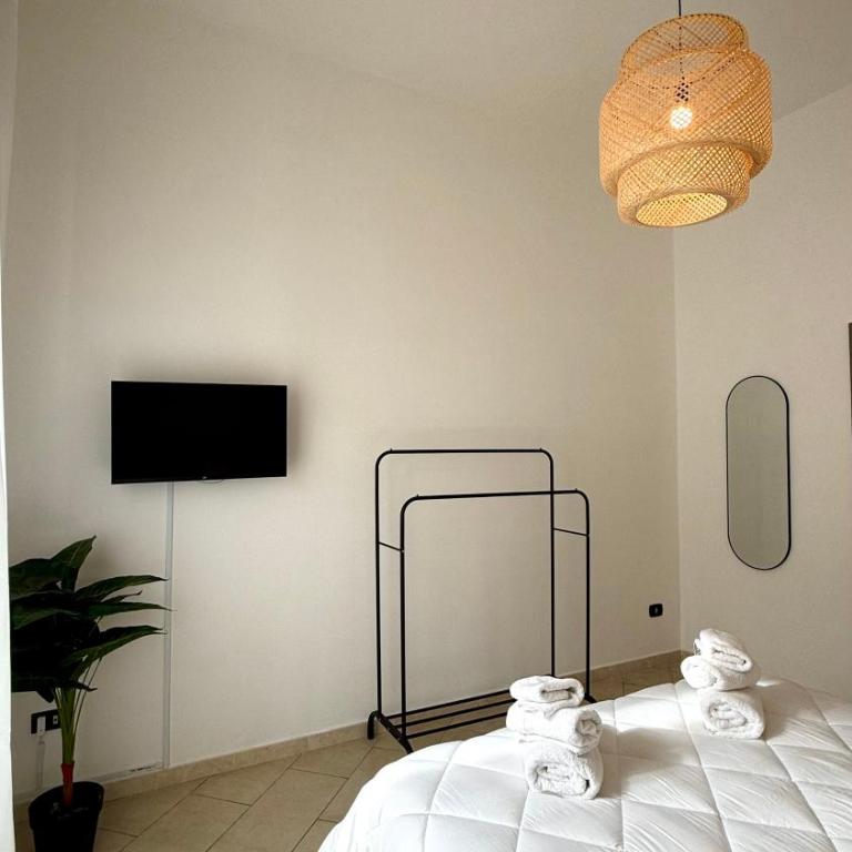 Cozy Central Apartment Napoli - Three-Bedroom Apartment - 6
