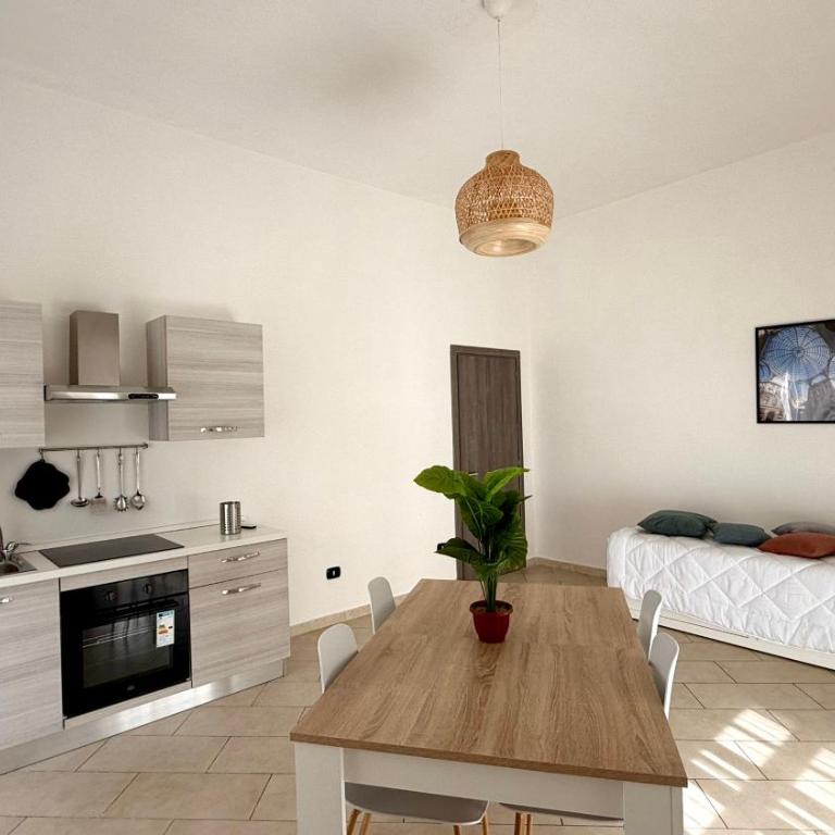 Cozy Central Apartment Napoli - Three-Bedroom Apartment - 24