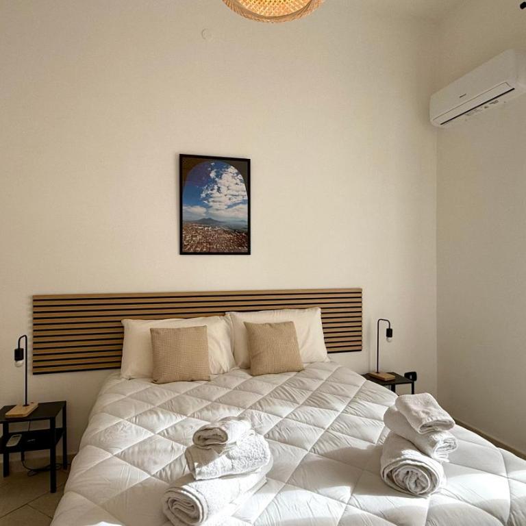 Cozy Central Apartment Napoli - Three-Bedroom Apartment - 42
