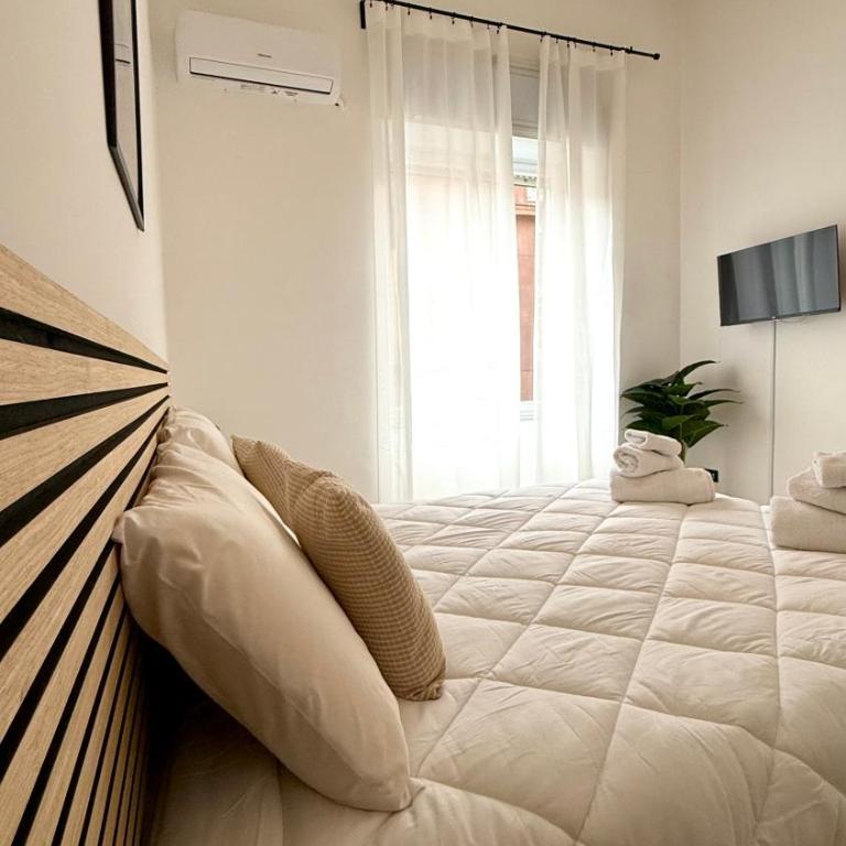 Cozy Central Apartment Napoli - Three-Bedroom Apartment - 43
