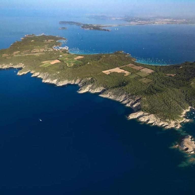 Villa Cosy pour 6 personnes avec piscine privée et vue panoramique sur les îles et les collines à La Londe les Maures - Three-Bedroom Vacation Home - 24
