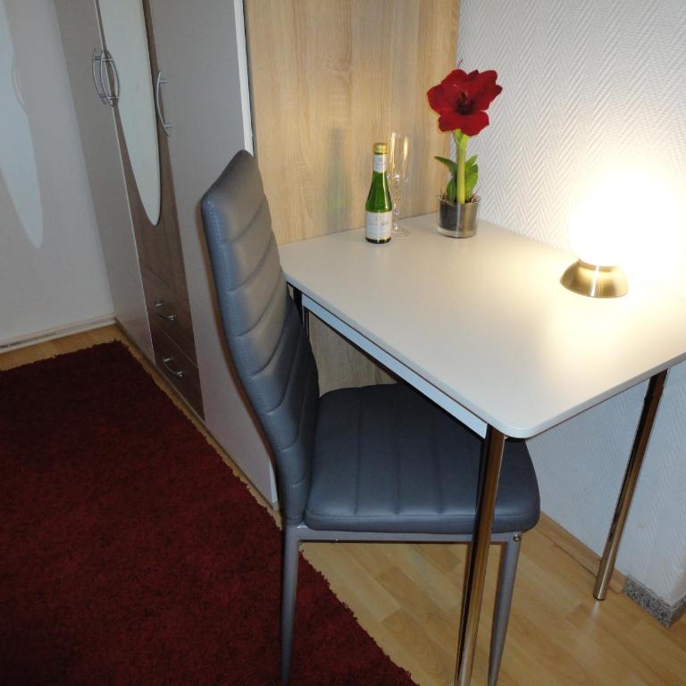 Rentcenter79 - Single Room with Shared Shower and Toilet - 2