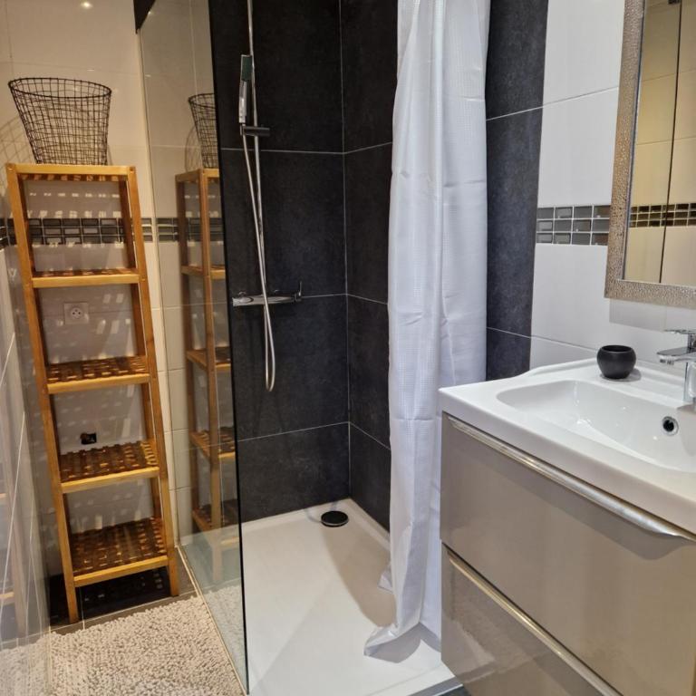 Studio à 200m de la plage avec parking gratuit et terrasse - Apartamento de 1 dormitorio - 2