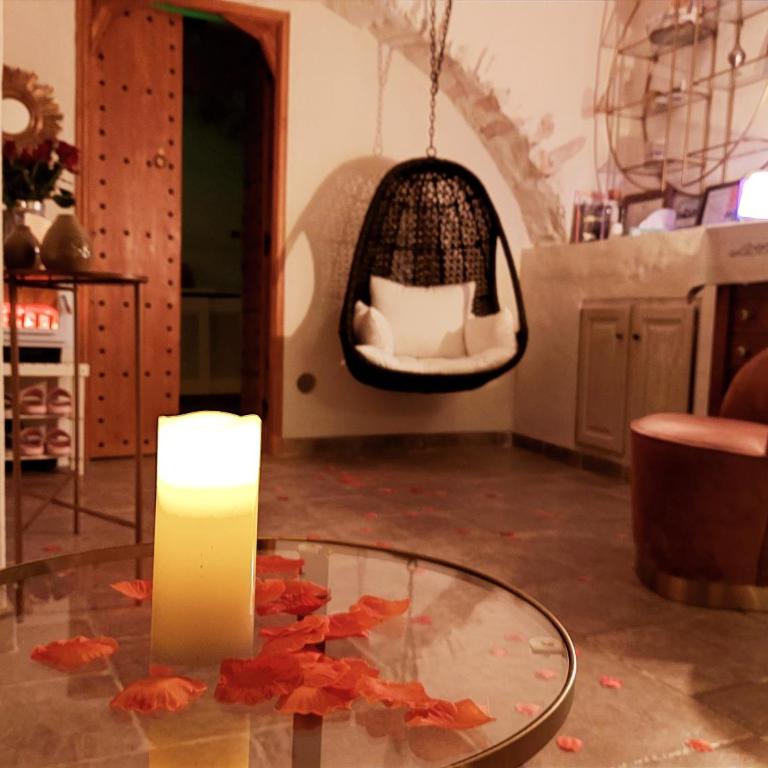 Love Room avec Spa Privatif Monaco - Chambre Lit Queen-Size avec Baignoire Spa - 6