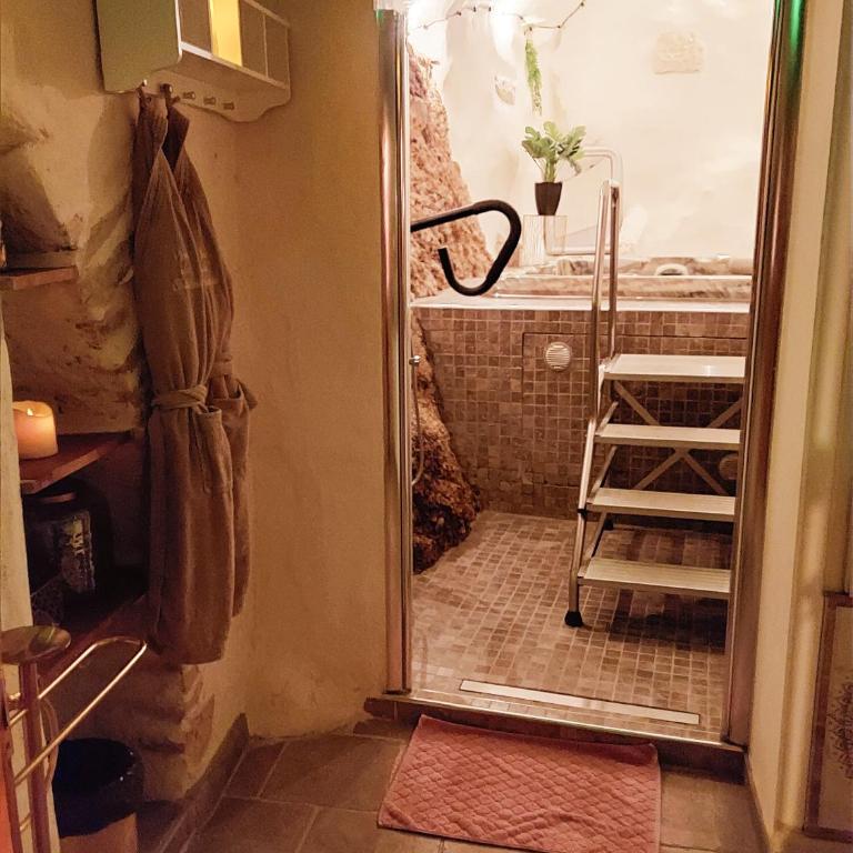 Love Room avec Spa Privatif Monaco - Chambre Lit Queen-Size avec Baignoire Spa - 7