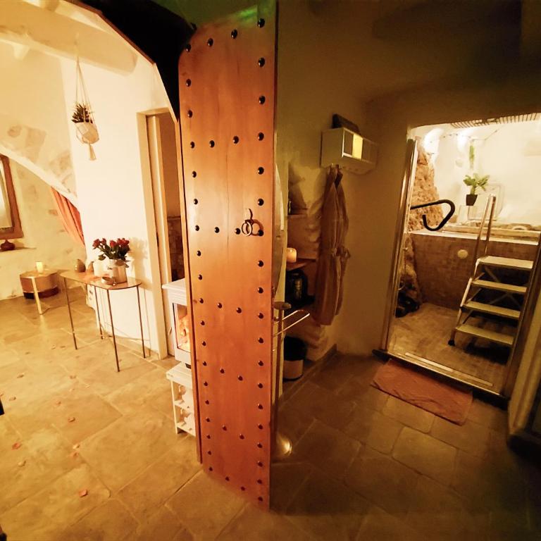 Love Room avec Spa Privatif Monaco - Chambre Lit Queen-Size avec Baignoire Spa - 9