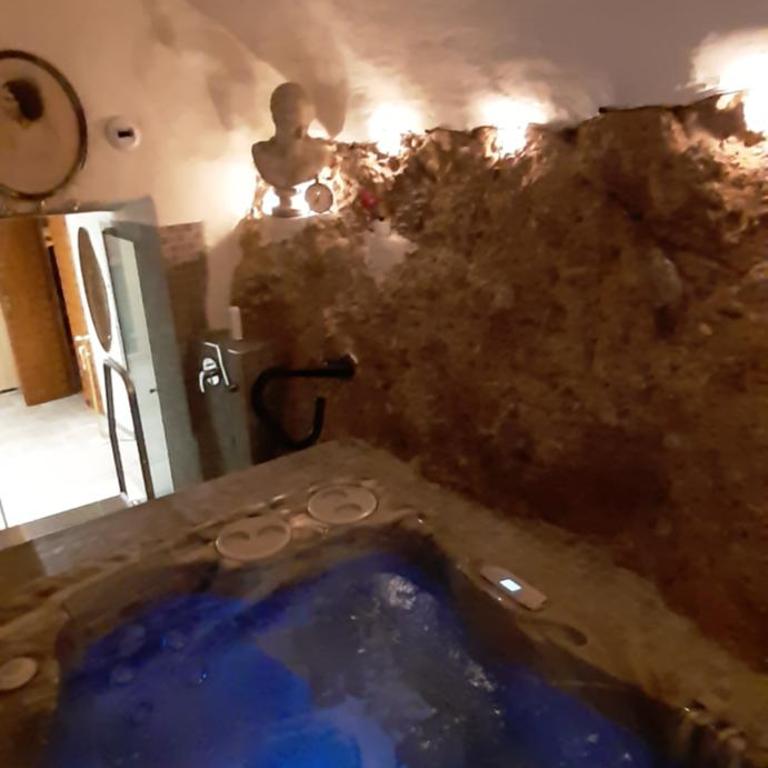 Love Room avec Spa Privatif Monaco - Chambre Lit Queen-Size avec Baignoire Spa - 12