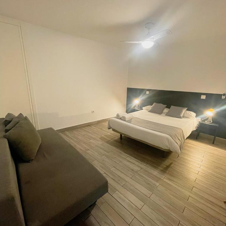 Arce habitaciones - Triple Room with Shared Bathroom - 1