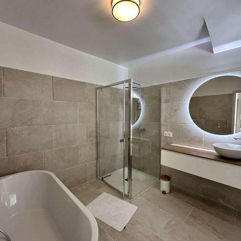 Villa Blanche pour 8 personnes avec piscine privée à La Londes-Les-Maures - Maison de Vacances 4 Chambres - 31
