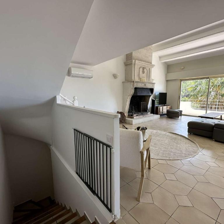 Villa Blanche pour 8 personnes avec piscine privée à La Londes-Les-Maures - Maison de Vacances 4 Chambres - 32