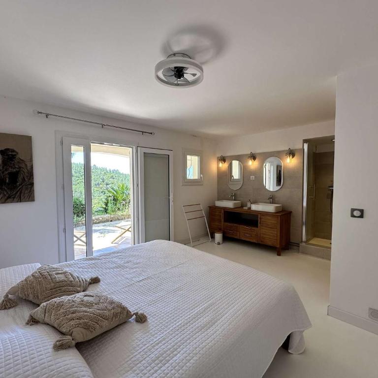 Villa Blanche pour 8 personnes avec piscine privée à La Londes-Les-Maures - Maison de Vacances 4 Chambres - 33