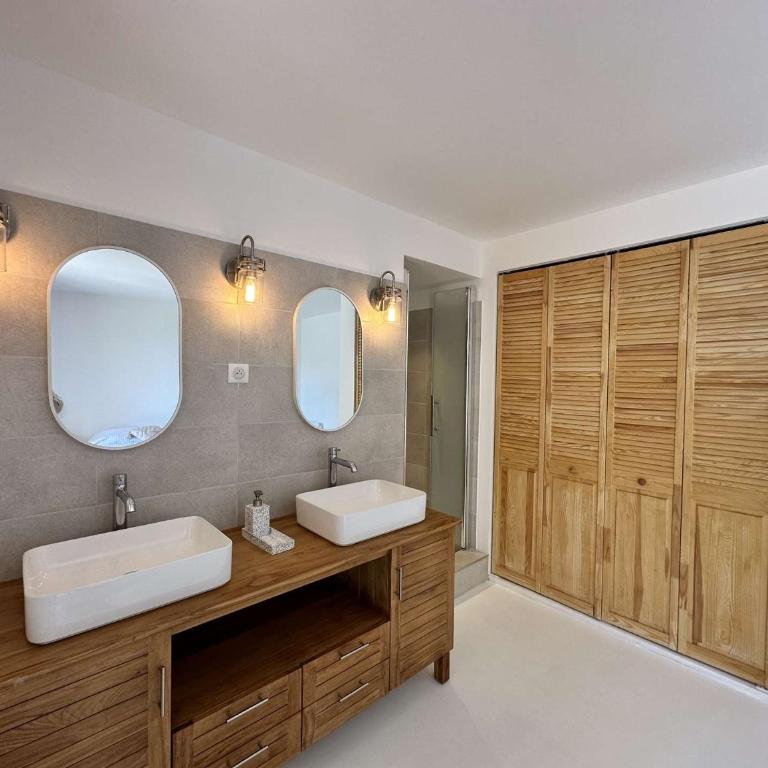 Villa Blanche pour 8 personnes avec piscine privée à La Londes-Les-Maures - Maison de Vacances 4 Chambres - 34