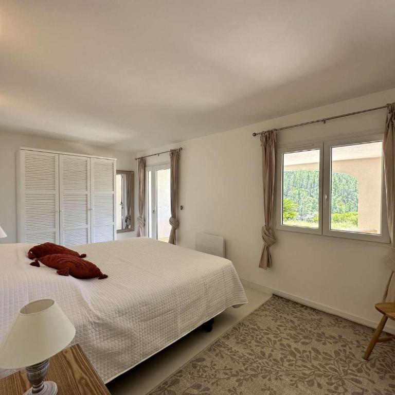 Villa Blanche pour 8 personnes avec piscine privée à La Londes-Les-Maures - Maison de Vacances 4 Chambres - 35