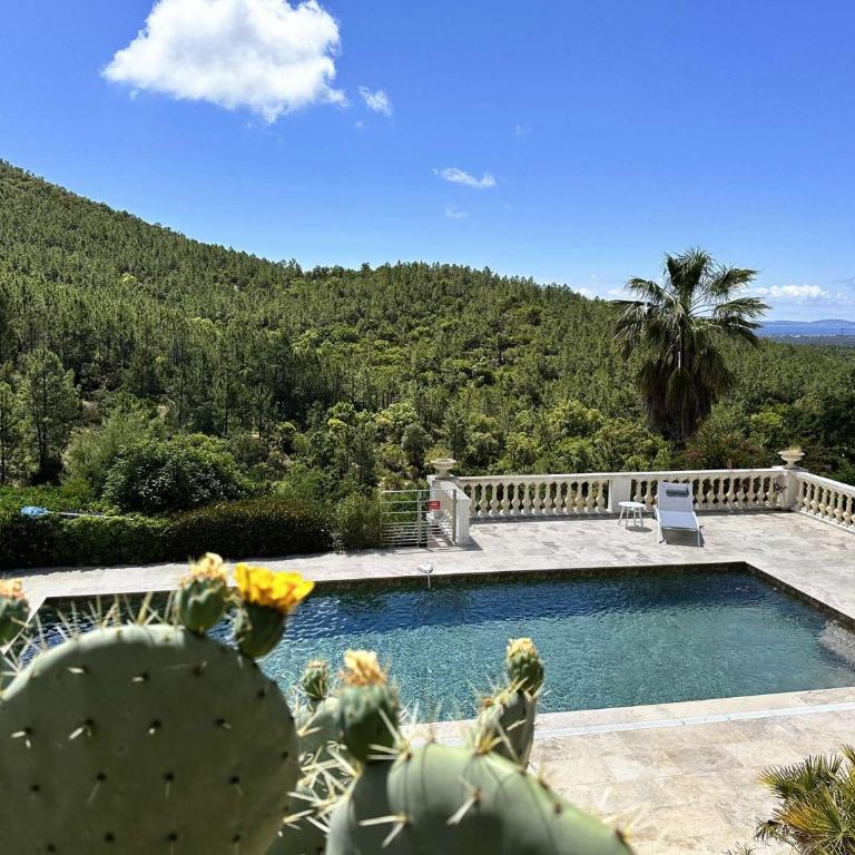 Villa Blanche pour 8 personnes avec piscine privée à La Londes-Les-Maures - Maison de Vacances 4 Chambres - 5