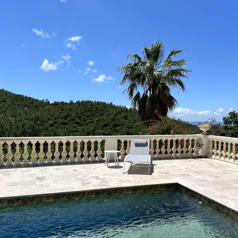 Villa Blanche pour 8 personnes avec piscine privée à La Londes-Les-Maures - Maison de Vacances 4 Chambres - 6