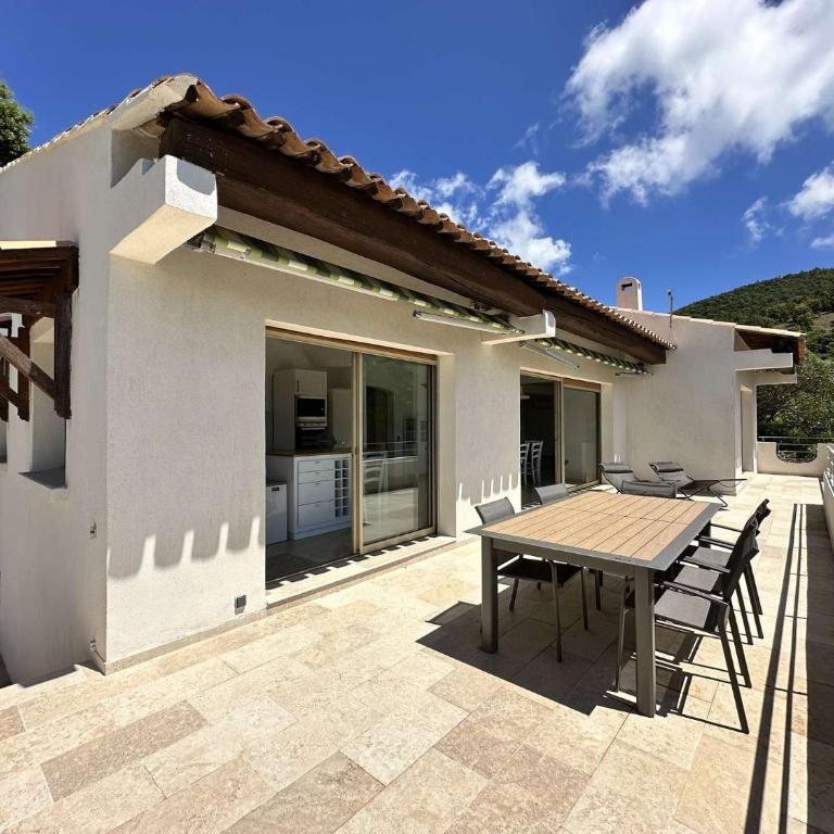 Villa Blanche pour 8 personnes avec piscine privée à La Londes-Les-Maures - Maison de Vacances 4 Chambres - 9