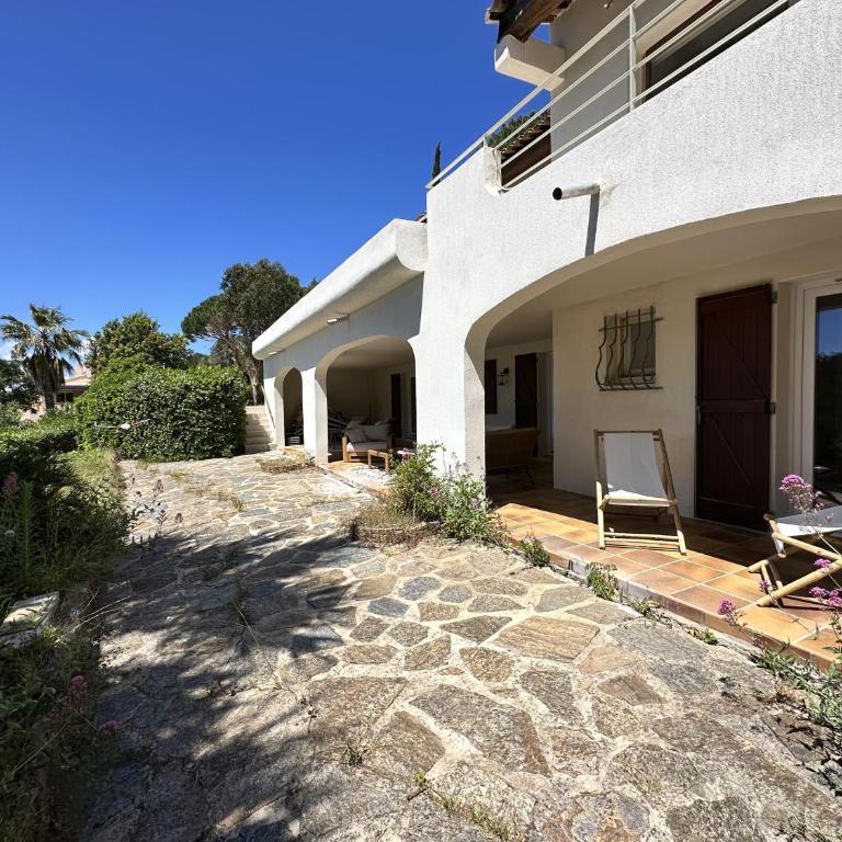 Villa Blanche pour 8 personnes avec piscine privée à La Londes-Les-Maures - Maison de Vacances 4 Chambres - 12