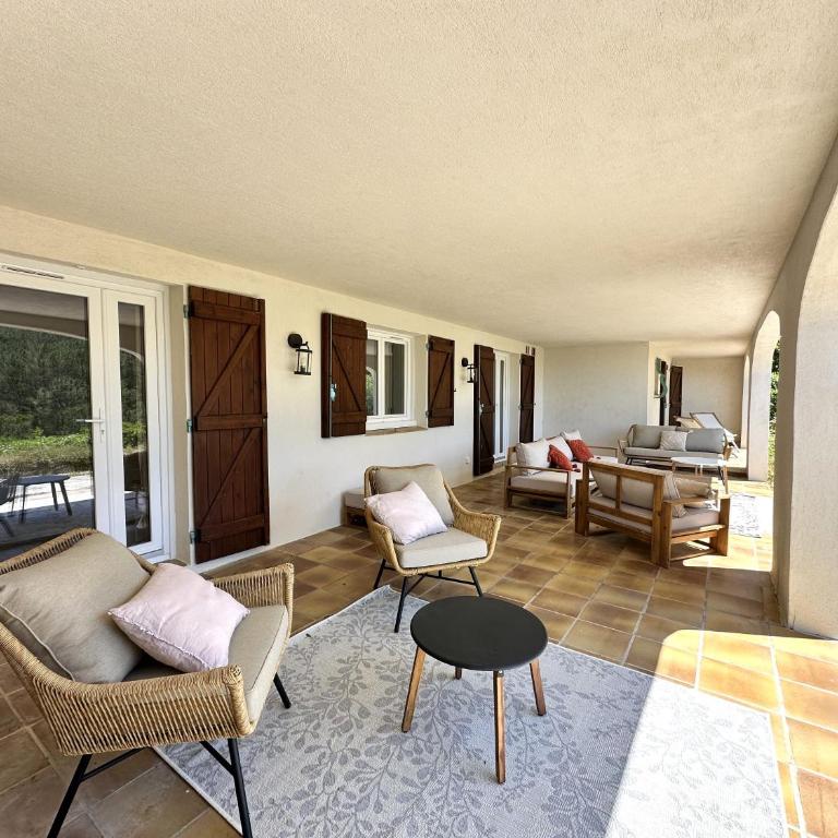 Villa Blanche pour 8 personnes avec piscine privée à La Londes-Les-Maures - Maison de Vacances 4 Chambres - 14