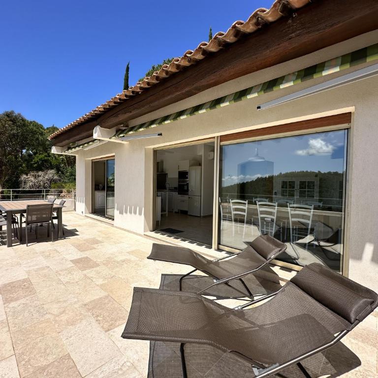 Villa Blanche pour 8 personnes avec piscine privée à La Londes-Les-Maures - Maison de Vacances 4 Chambres - 10