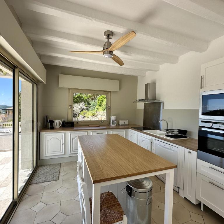 Villa Blanche pour 8 personnes avec piscine privée à La Londes-Les-Maures - Maison de Vacances 4 Chambres - 26