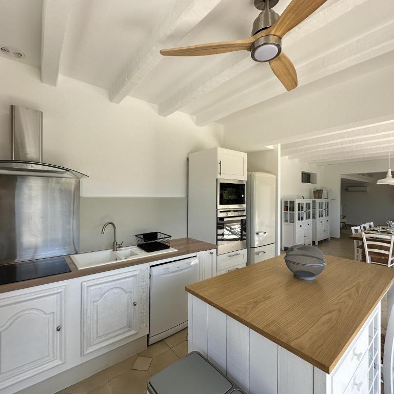 Villa Blanche pour 8 personnes avec piscine privée à La Londes-Les-Maures - Maison de Vacances 4 Chambres - 28