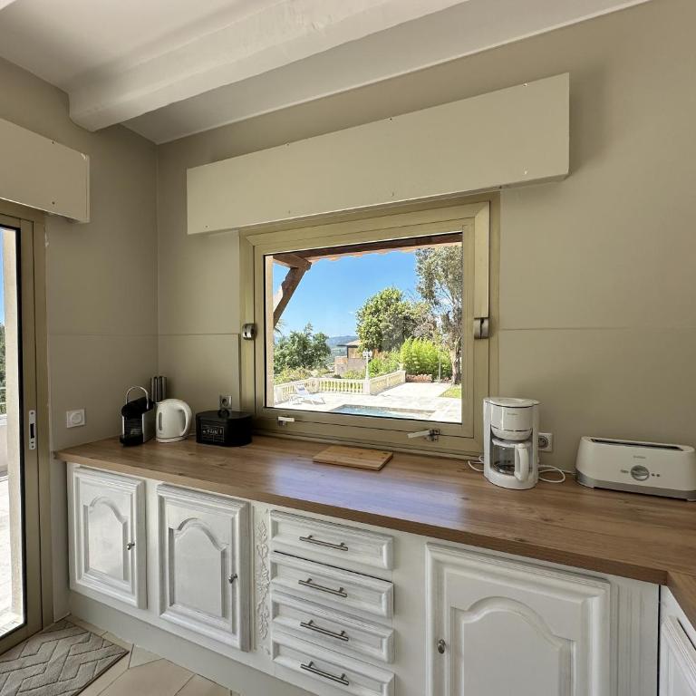 Villa Blanche pour 8 personnes avec piscine privée à La Londes-Les-Maures - Maison de Vacances 4 Chambres - 27