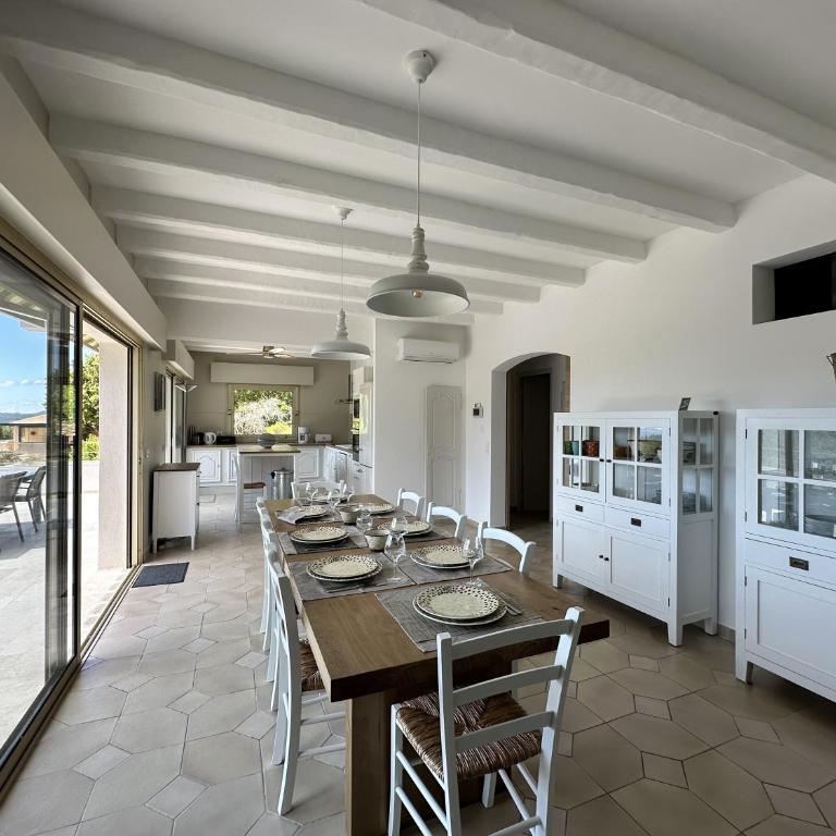 Villa Blanche pour 8 personnes avec piscine privée à La Londes-Les-Maures - Maison de Vacances 4 Chambres - 23