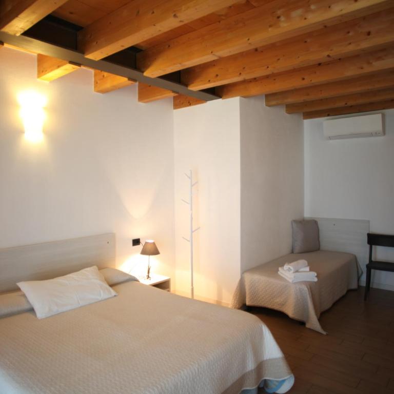 Al Vajo Dependance - Apartments-Zimmer - Camera Matrimoniale con Vista Lago - 16