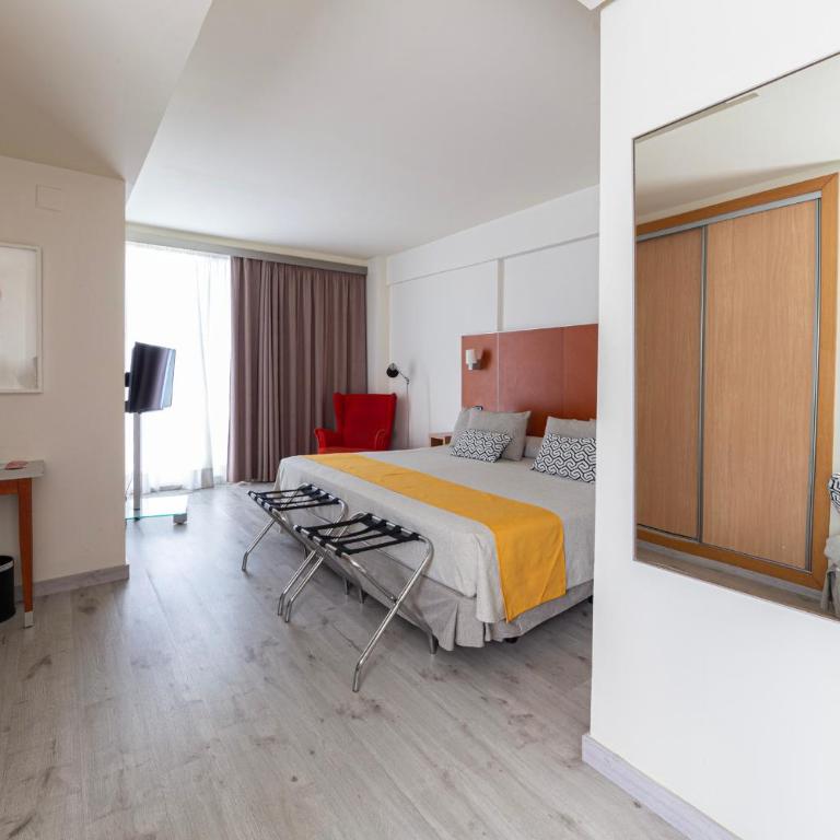 Hotel Oasis Plaza - Habitación Doble Deluxe con cama extragrande y vistas a la ciudad - 7
