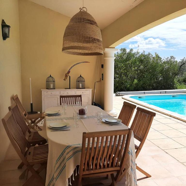 Villa Verde climatisée pour 10 personnes avec piscine chauffée et vue mer à La Londe les Maures - Maison de Vacances - 3