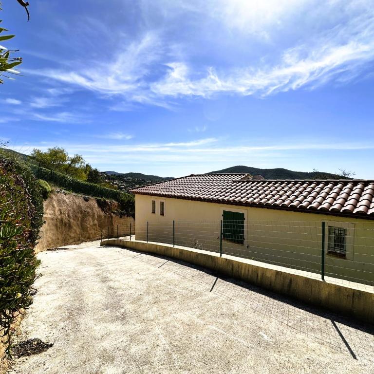 Villa Verde climatisée pour 10 personnes avec piscine chauffée et vue mer à La Londe les Maures - Maison de Vacances - 9