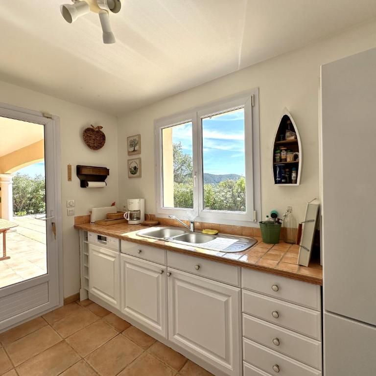Villa Verde climatisée pour 10 personnes avec piscine chauffée et vue mer à La Londe les Maures - Maison de Vacances - 15