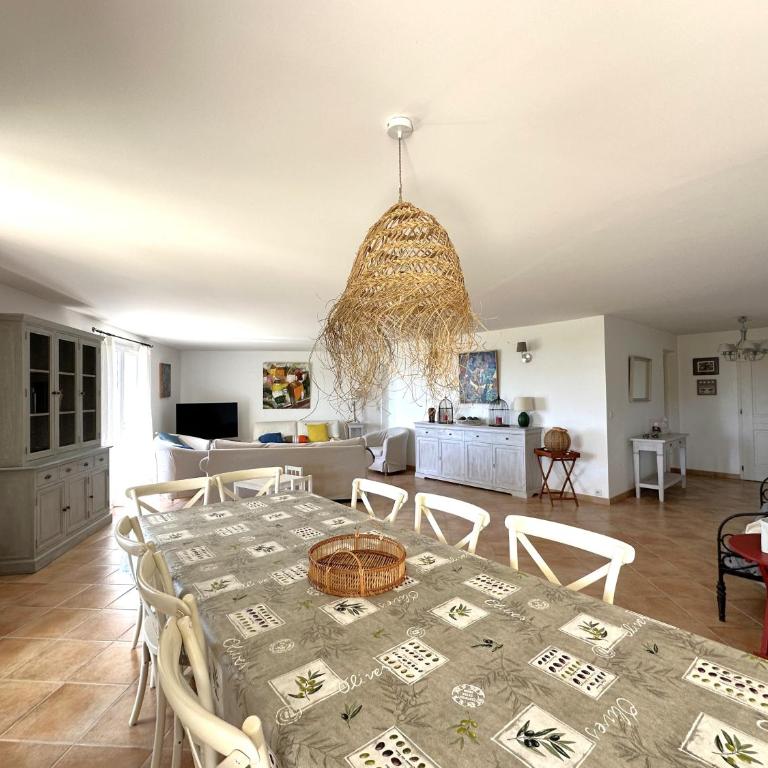 Villa Verde climatisée pour 10 personnes avec piscine chauffée et vue mer à La Londe les Maures - Maison de Vacances - 13