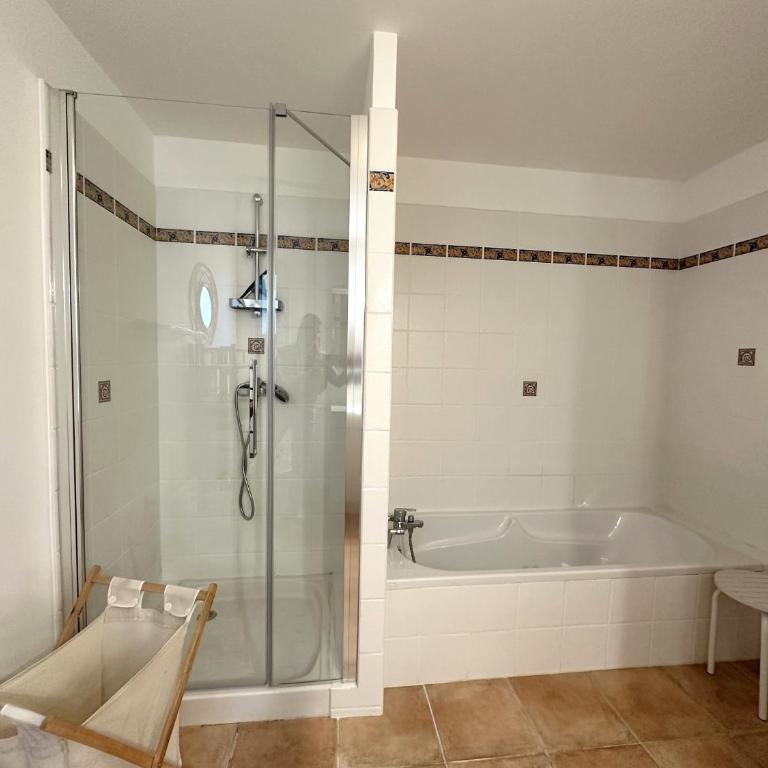 Villa Verde climatisée pour 10 personnes avec piscine chauffée et vue mer à La Londe les Maures - Maison de Vacances - 20