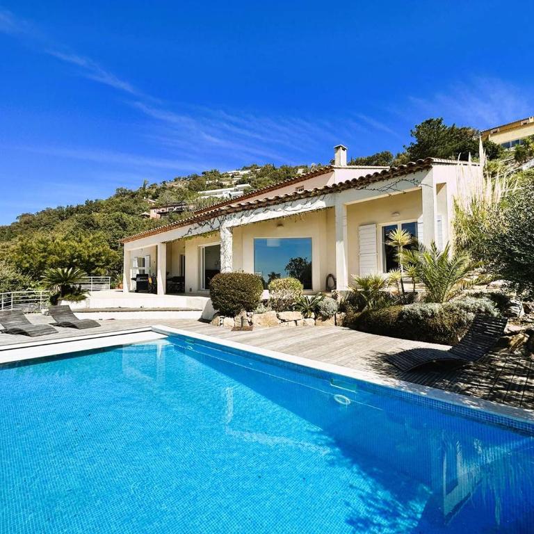 Villa Les Romarins pour 8 personnes avec vue mer panoramique et piscine chauffée à La Londe-les-Maures - Maison de Vacances 4 Chambres - 1