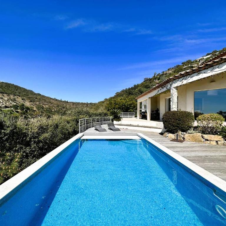 Villa Les Romarins pour 8 personnes avec vue mer panoramique et piscine chauffée à La Londe-les-Maures - Maison de Vacances 4 Chambres - 3