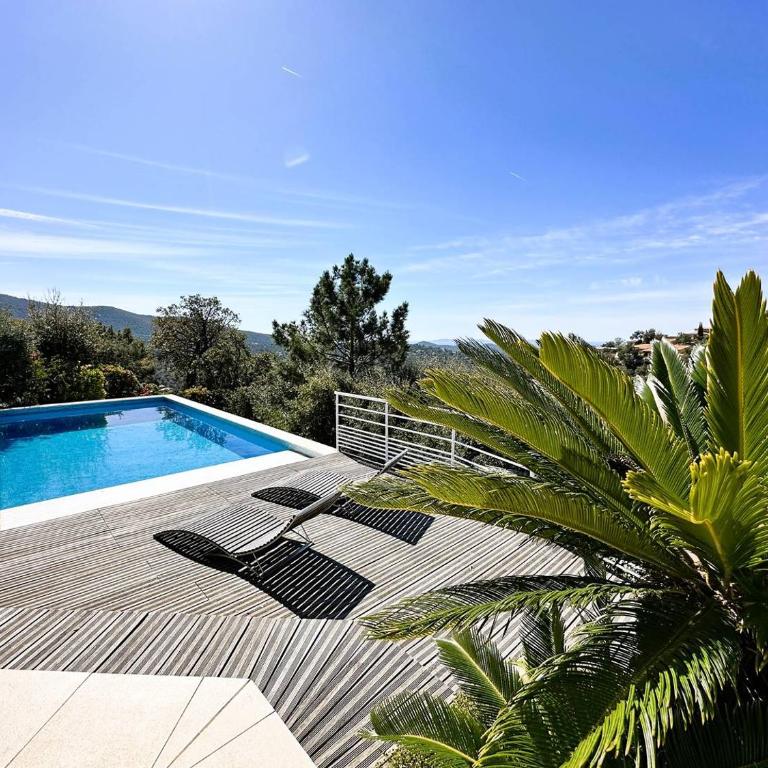 Villa Les Romarins pour 8 personnes avec vue mer panoramique et piscine chauffée à La Londe-les-Maures - Maison de Vacances 4 Chambres - 4