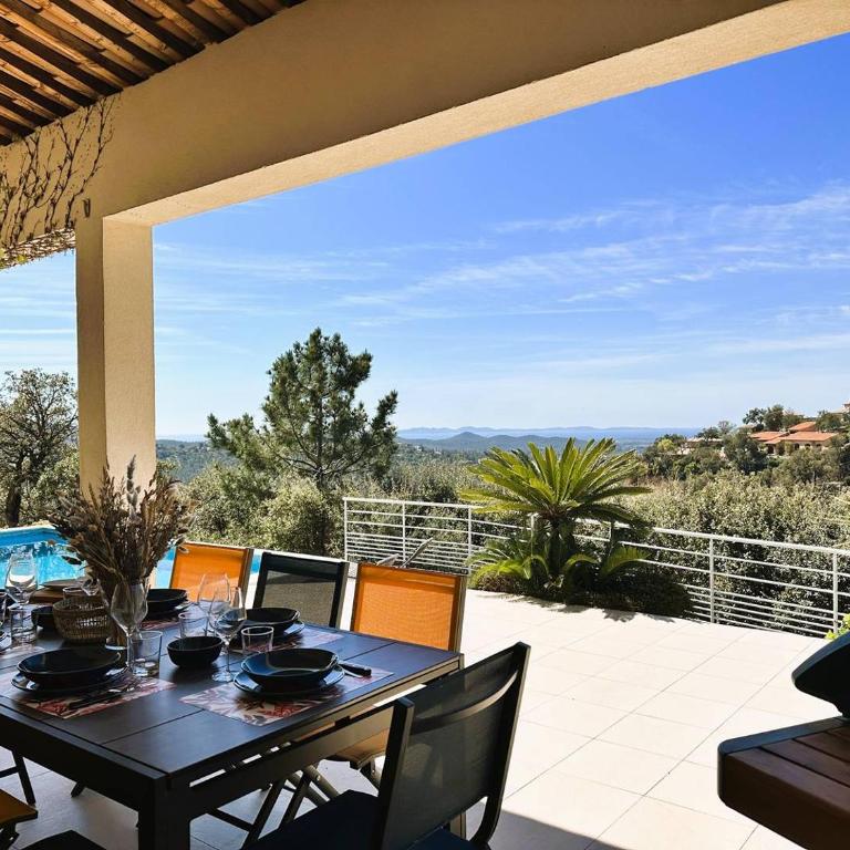 Villa Les Romarins pour 8 personnes avec vue mer panoramique et piscine chauffée à La Londe-les-Maures - Maison de Vacances 4 Chambres - 5