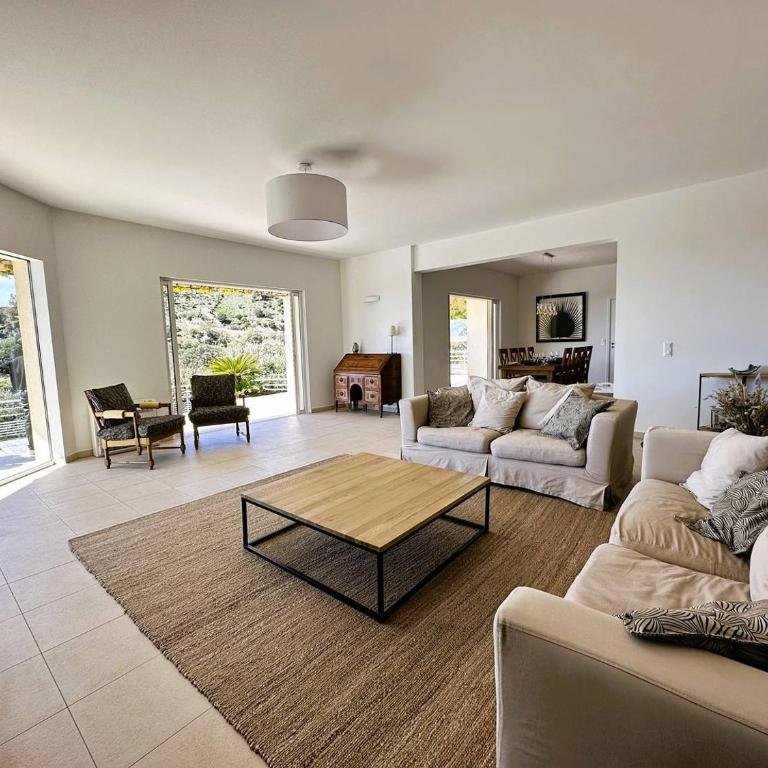 Villa Les Romarins pour 8 personnes avec vue mer panoramique et piscine chauffée à La Londe-les-Maures - Maison de Vacances 4 Chambres - 13
