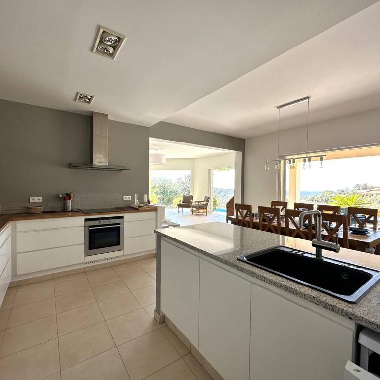 Villa Les Romarins pour 8 personnes avec vue mer panoramique et piscine chauffée à La Londe-les-Maures - Maison de Vacances 4 Chambres - 16