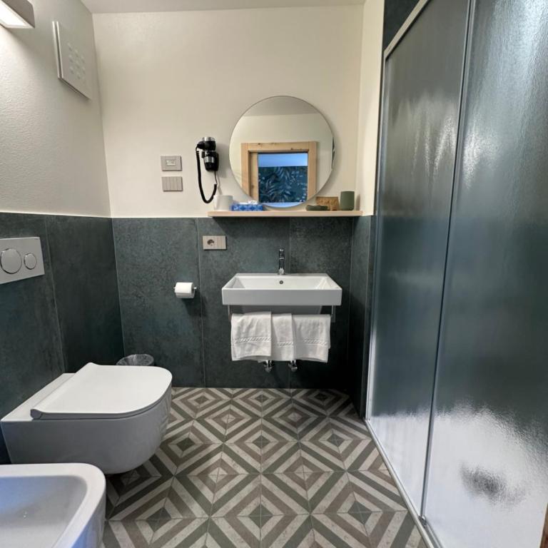 Garni La Casetta - Camera Matrimoniale con Balcone (3 Adulti) - 1