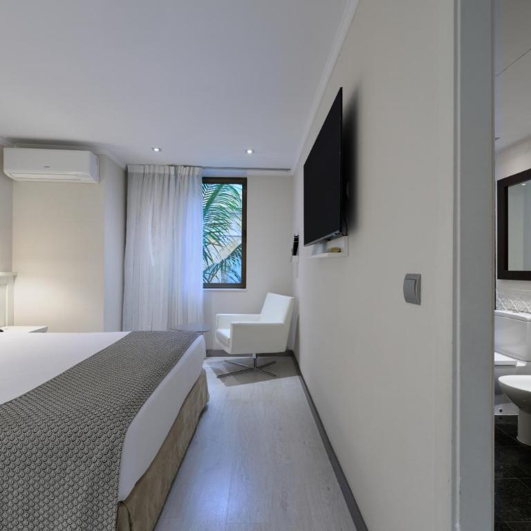 Catalonia Roma - Family Room - 3