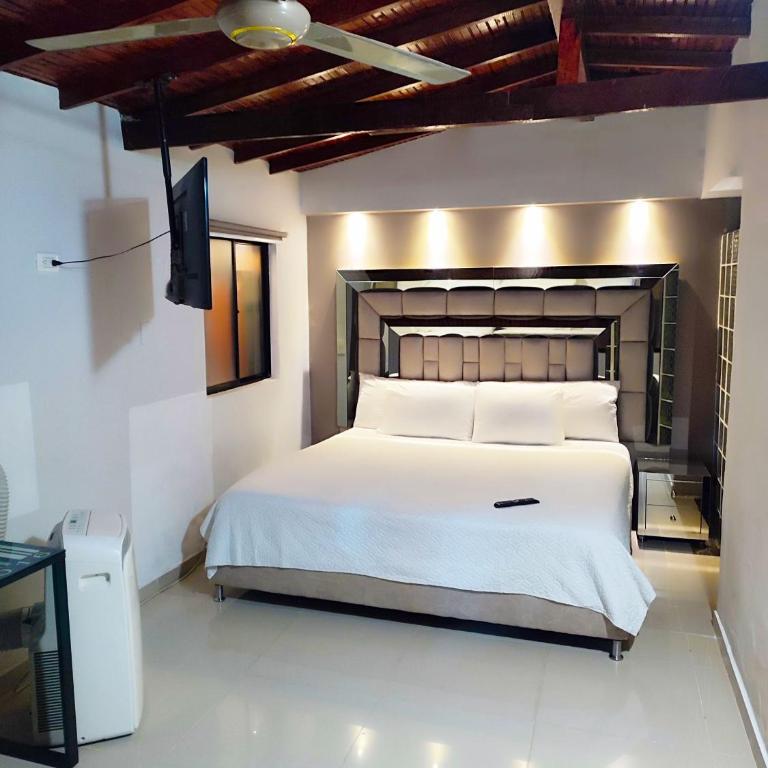 3 BDRM Penthouse with Rooftop Pool And Jacuzzi At Poblado - Apartamento de 3 dormitorios - 2