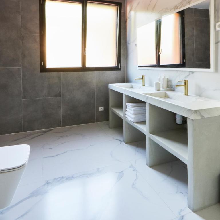 EZE BEACH Residence - Chambre Familiale avec Terrasse - 8