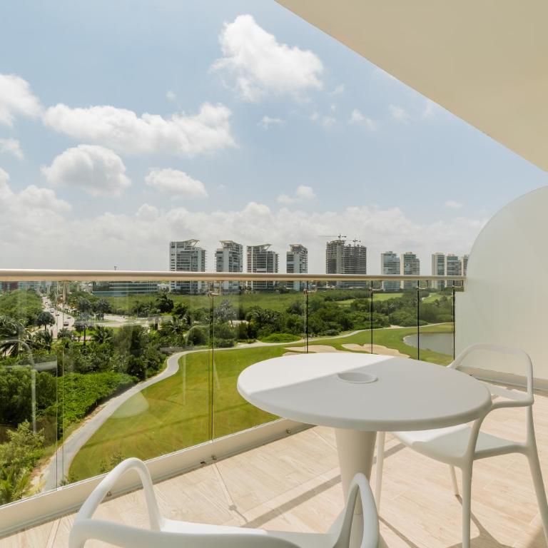 EHDEN Vacation Suites Puerto Cancún - Suite con balcón, vistas al campo de golf y cama extragrande - 5
