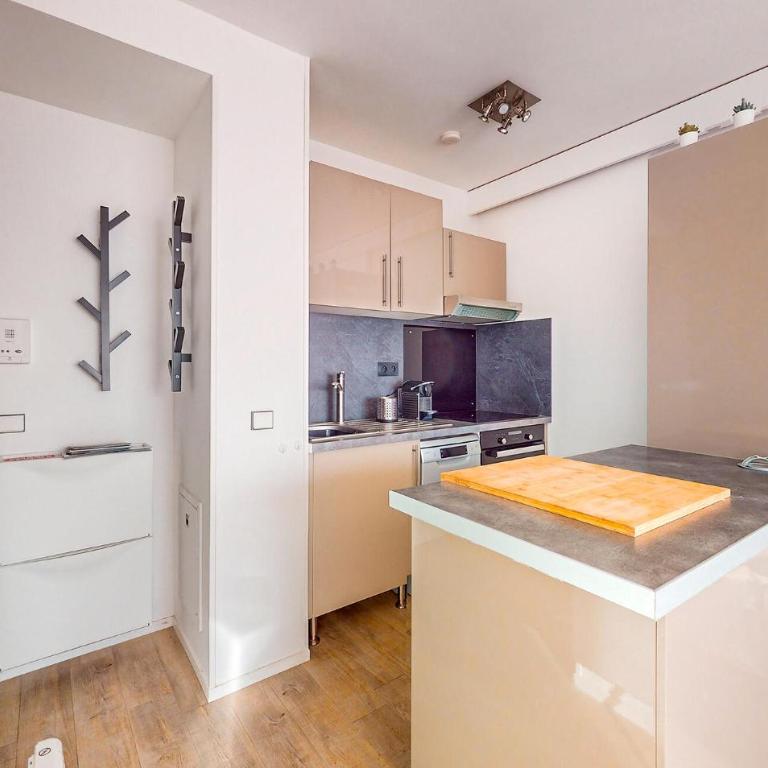 Gorgeous Apartment In Royan With House Sea View - Two-Bedroom Apartment - 12