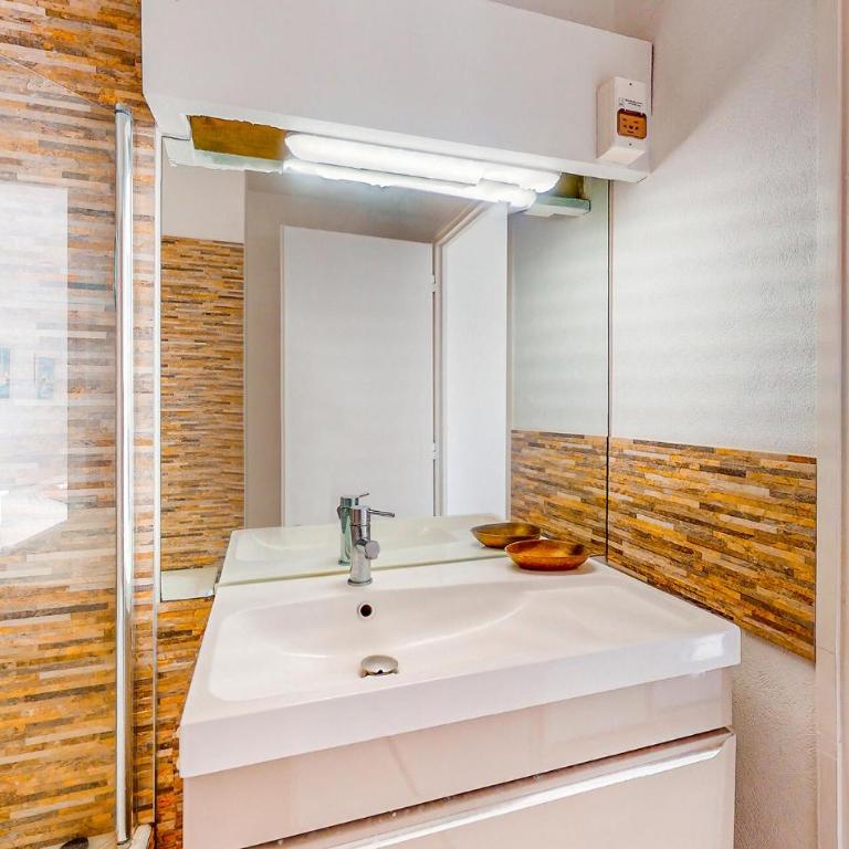 Gorgeous Apartment In Royan With House Sea View - Two-Bedroom Apartment - 16