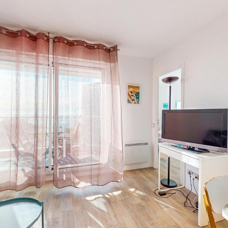 Gorgeous Apartment In Royan With House Sea View - Two-Bedroom Apartment - 3