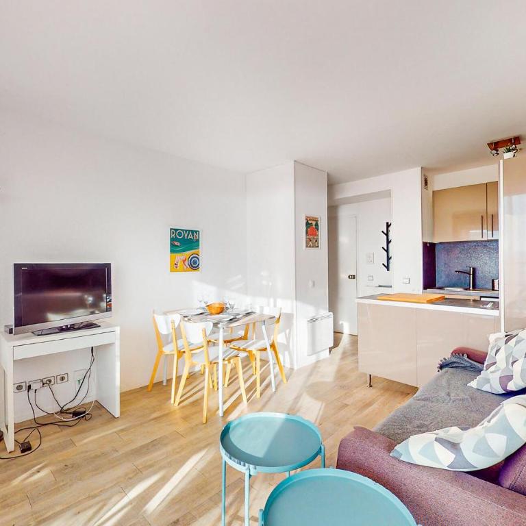 Gorgeous Apartment In Royan With House Sea View - Two-Bedroom Apartment - 4